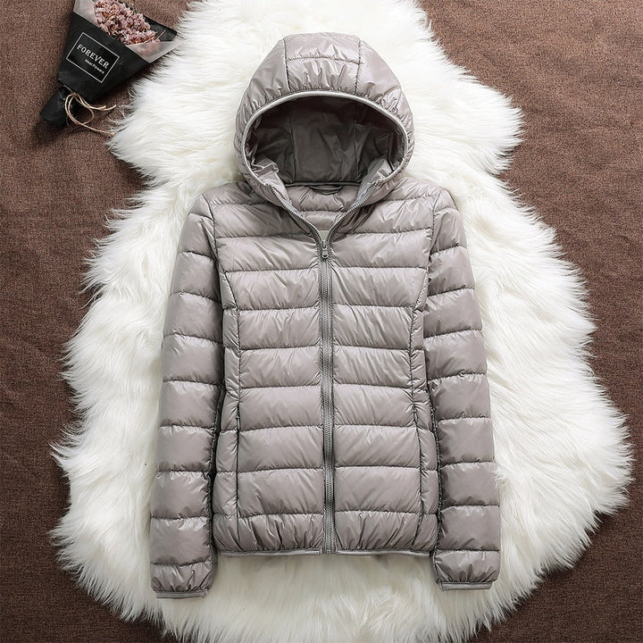 Nora Veste Femme – Veste Imperméable Ultra-Légère avec Capuche Amovible & Plis Élégants