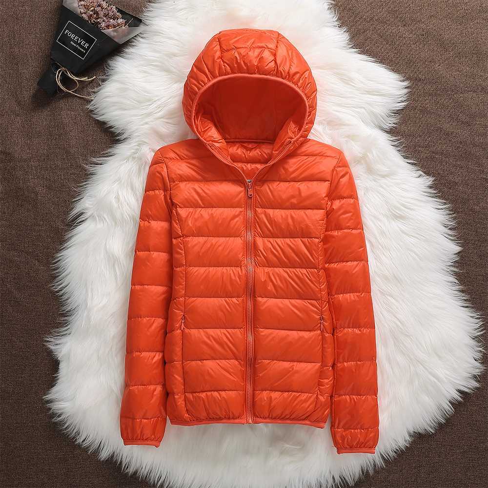 Nora Veste Femme – Veste Imperméable Ultra-Légère avec Capuche Amovible & Plis Élégants