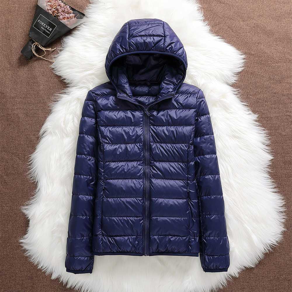 Nora Veste Femme – Veste Imperméable Ultra-Légère avec Capuche Amovible & Plis Élégants
