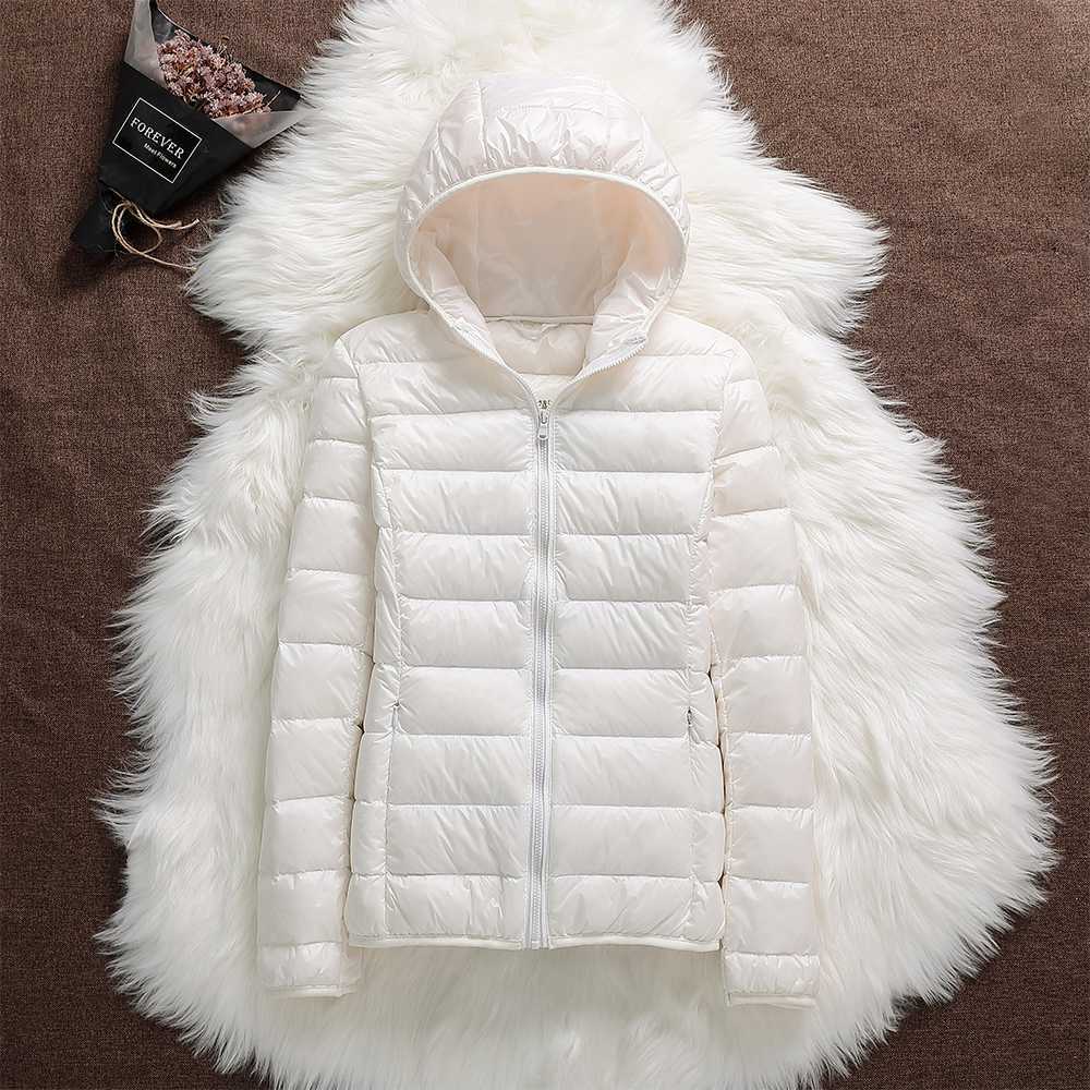 Nora Veste Femme – Veste Imperméable Ultra-Légère avec Capuche Amovible & Plis Élégants