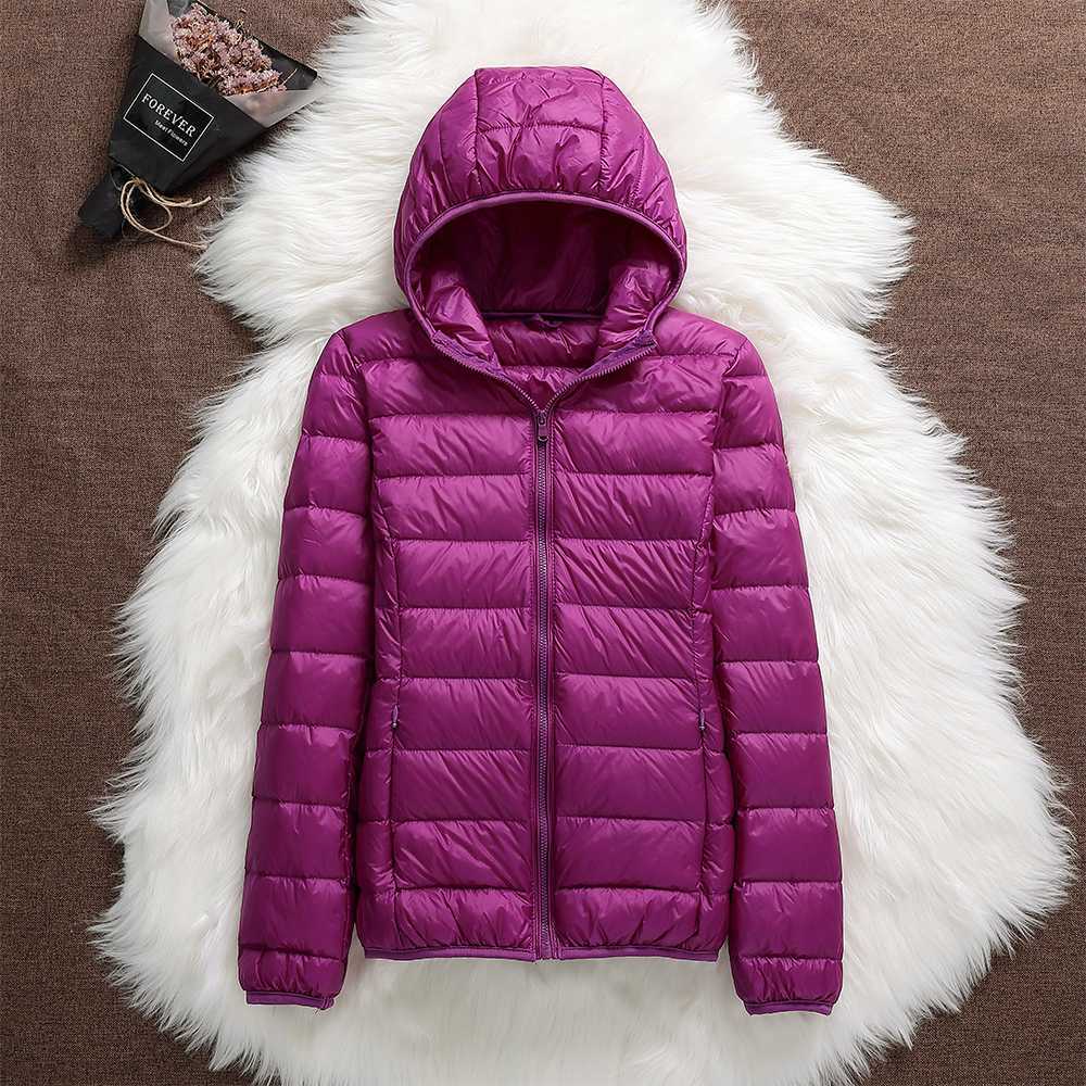 Nora Veste Femme – Veste Imperméable Ultra-Légère avec Capuche Amovible & Plis Élégants