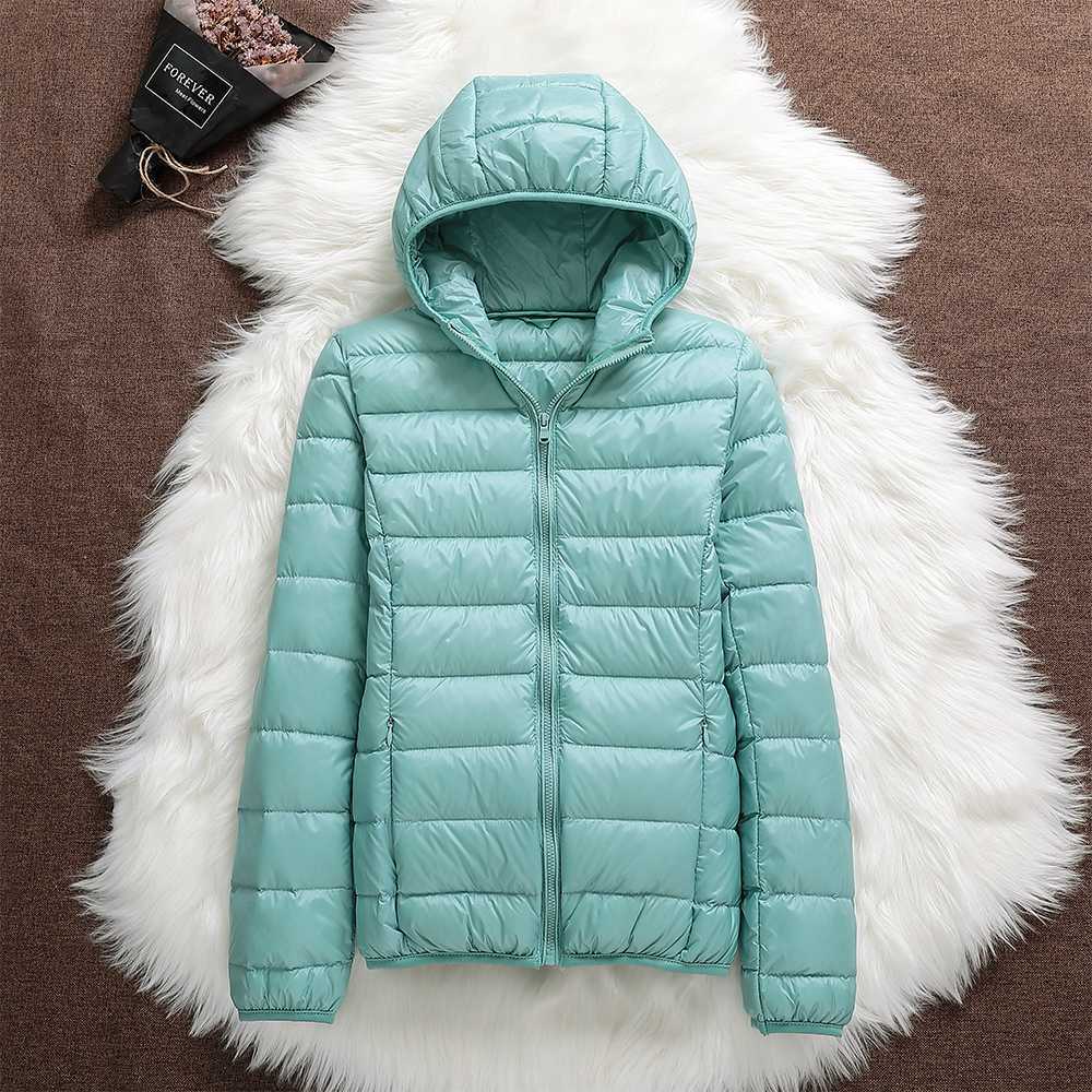 Nora Veste Femme – Veste Imperméable Ultra-Légère avec Capuche Amovible & Plis Élégants