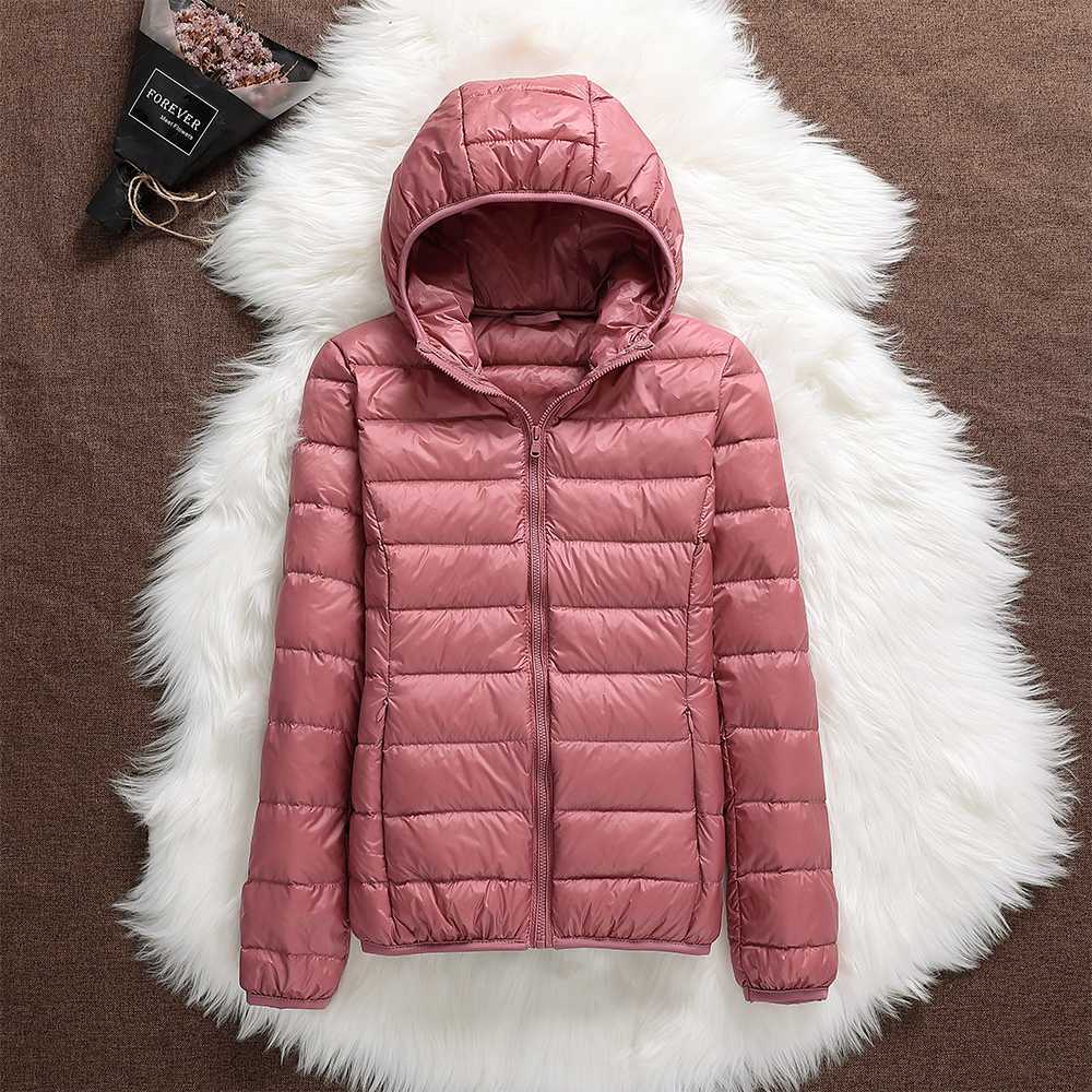 Nora Veste Femme – Veste Imperméable Ultra-Légère avec Capuche Amovible & Plis Élégants