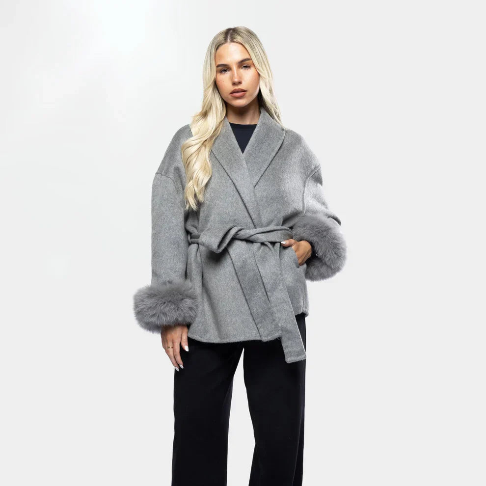 Livia Manteau Luxe Femme – Veste Hiver Élégante avec Manches en Faux Fur & Ceinture