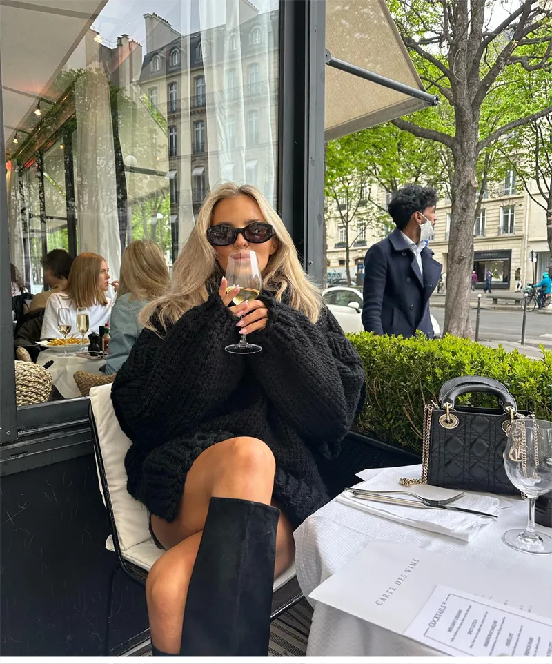 Minerva Sweter Oversize Damski – Uniwersalna Sukienka Swetrowa o Luźnym Kroju z Miękkiego Materiału