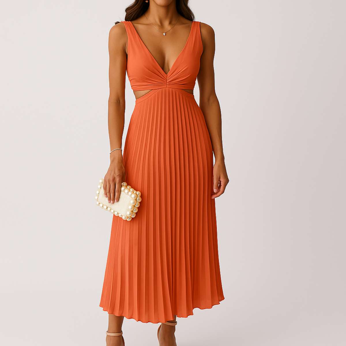 Vestido plisado de Shandee: satén brillante, corte de líquido y elegancia refinada