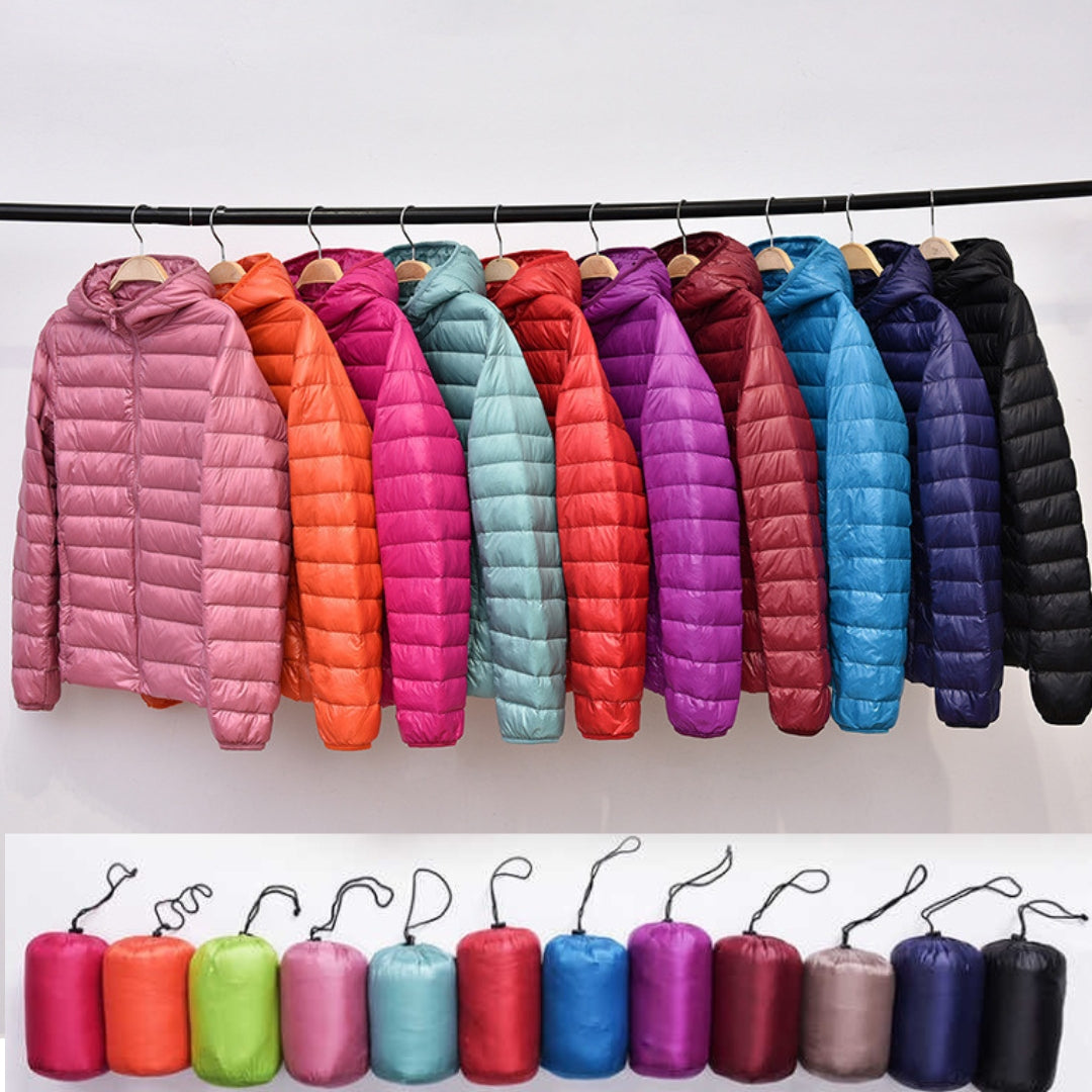 Nora Veste Femme – Veste Imperméable Ultra-Légère avec Capuche Amovible & Plis Élégants