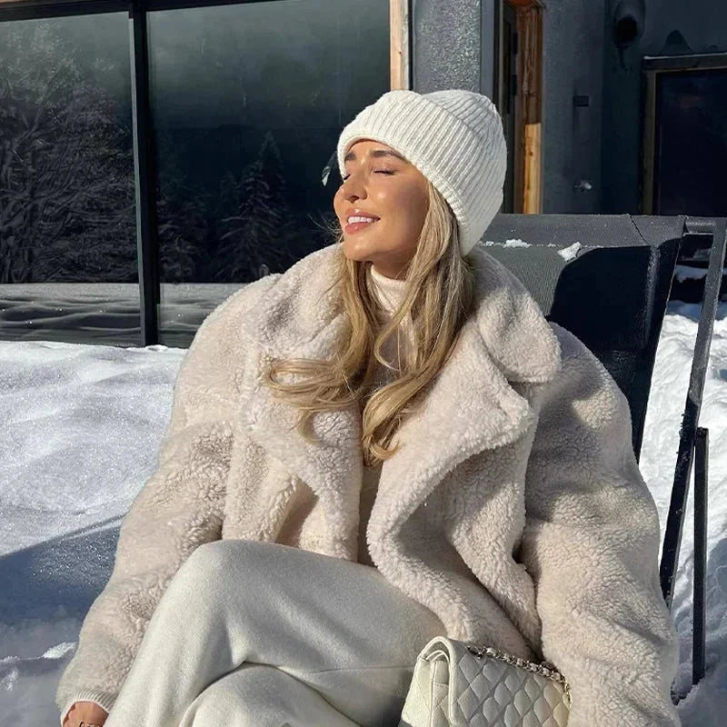 Kamryn Chaqueta para Mujer en Piel Sintética Crema – Cuello con Solapa Elegante y Confort para el Invierno